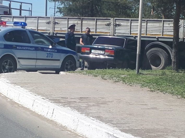 ДТП в Костанае: легковой автомобиль влетел под Камаз