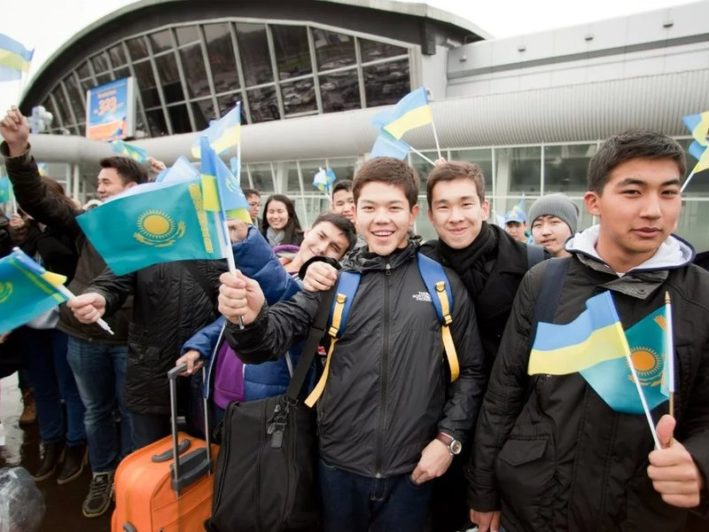 Сколько казахстанских студентов учится за границей