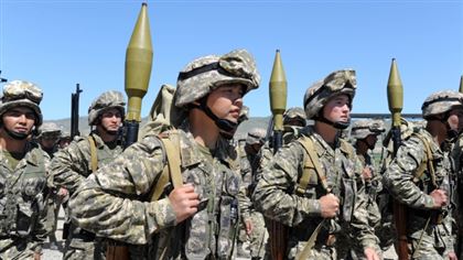 В казахстанской армии на 47 солдат приходится один генерал — СМИ