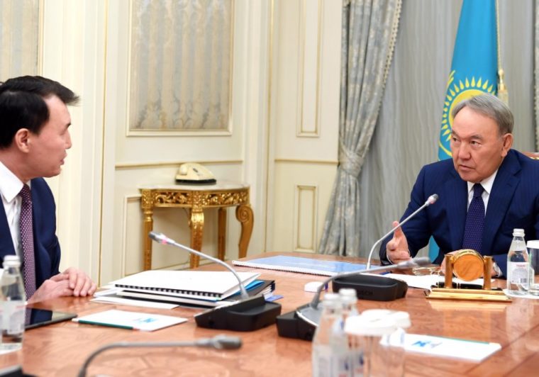Назарбаев поручил решить вопрос зарплат госслужащих