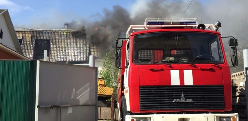 В ДЧС назвали причину крупного пожара в спорткомплексе «Байтерек»
