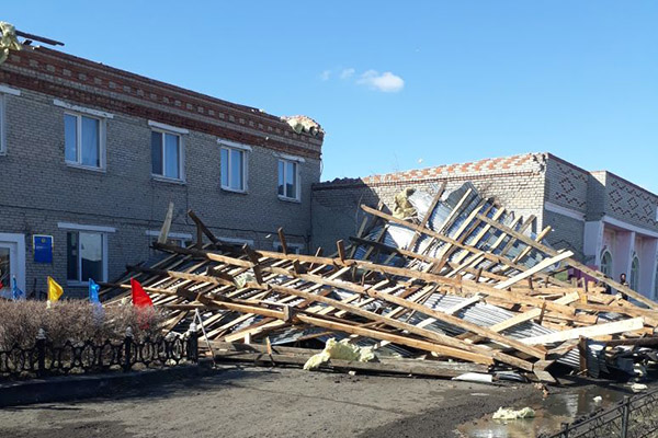 Штормовой ветер сорвал кровлю здания учреждения образования в Костанайской области