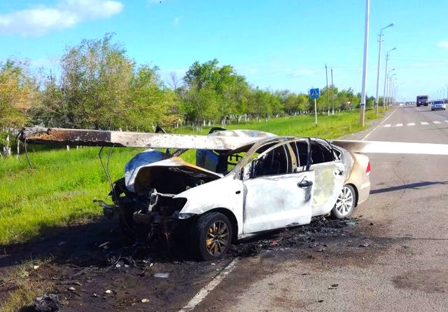В Костанае автоледи врезалась в столб: машина полностью сгорела