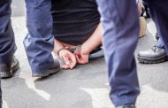 Проводника скрутил полицейский на перроне ждвокзала в Костанае