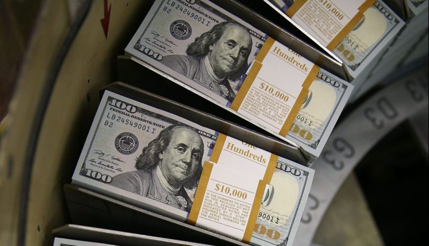 Американский аналитик предупредил, что гегемония доллара падает из-за санкций США