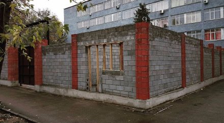 Высокие бетонные заборы снесут вокруг РОВД в Алматы