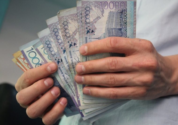 Во взятках подозревают более 30 акимов и заместителей в Казахстане