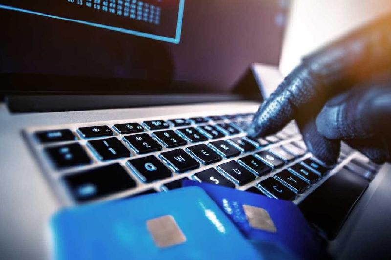 Подделавшего более 100 банковских карт киберпреступника задержали в Алматы