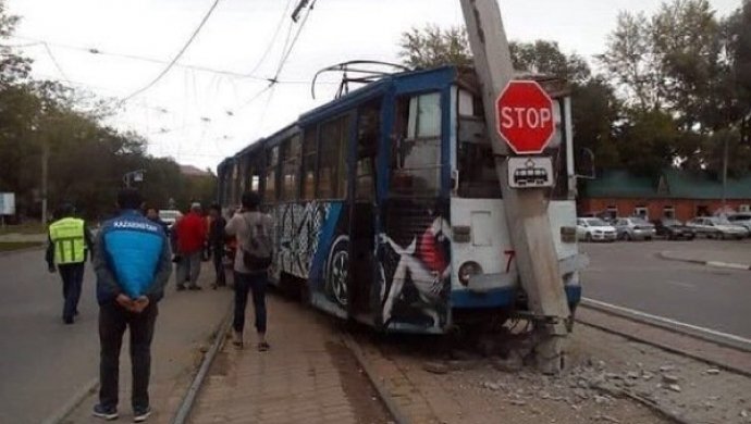 В Усть-Каменогорске трамвай сошел с рельсов и врезался в столб