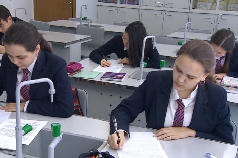 Мини-юбки могут запретить носить в казахстанских школах
