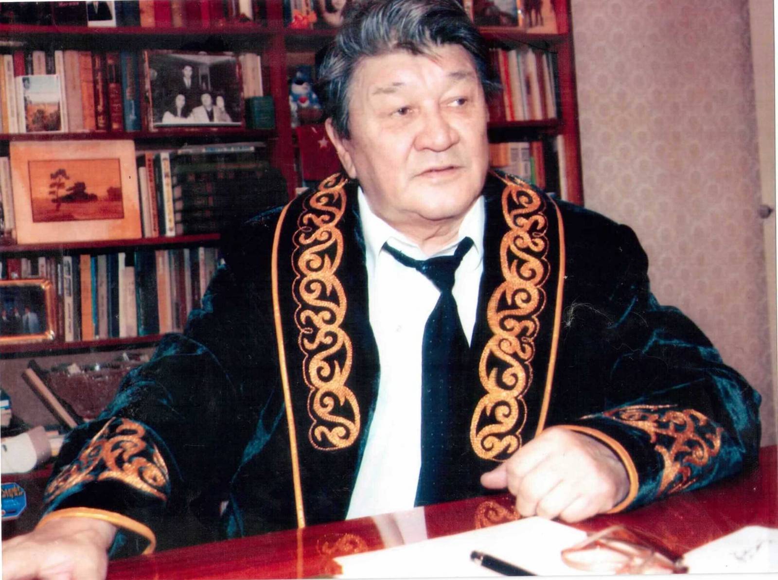 Книга казахстанского писателя поступит в библиотеки британских вузов