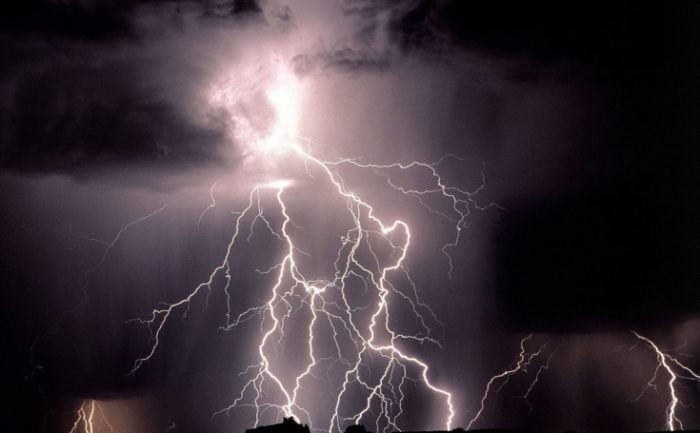 Гроза и буря: «шторм» объявлен в двух регионах