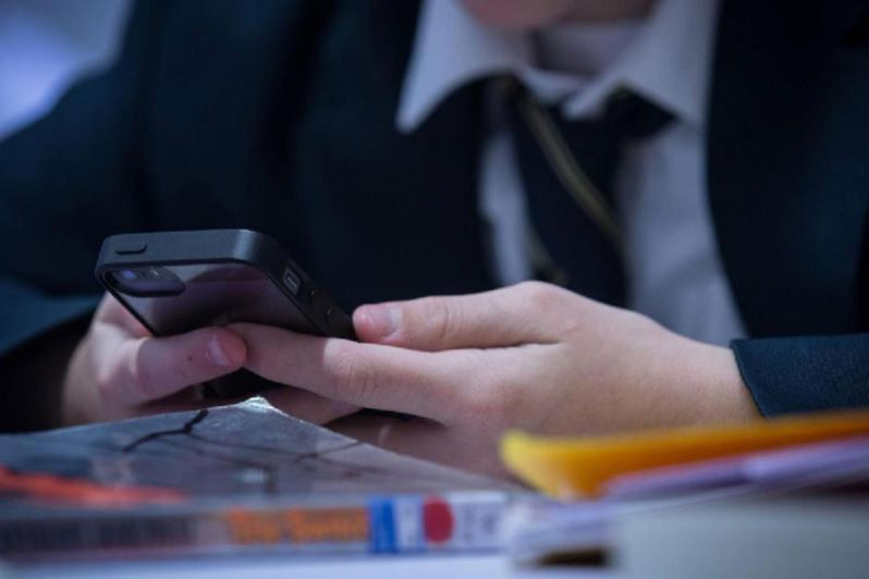 Можно ли проносить в школы Казахстана смартфоны