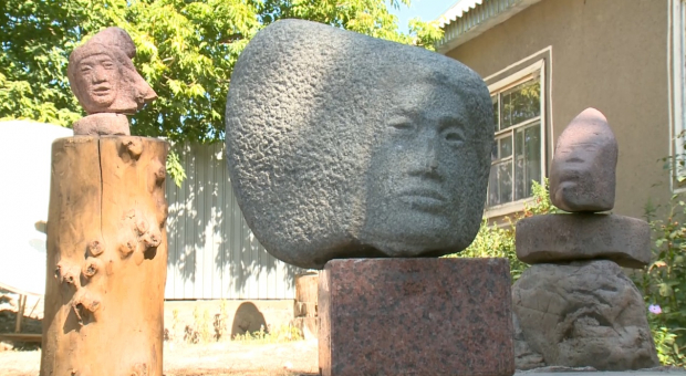 Удивительные скульптуры из камней создает художник в Жамбылской области