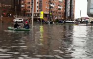 Катавшимся на лодке во время потопа в Астане парням отменили штраф