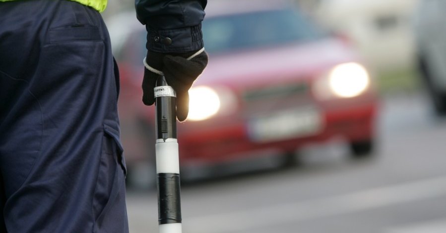 Актюбинского водителя оштрафовали на полмиллиона тенге за взятку полицейскому