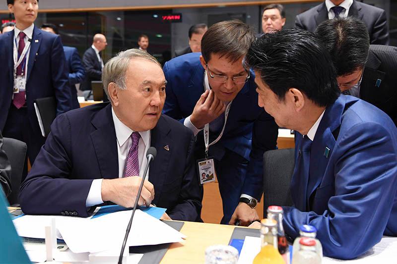 Нурсултан Назарбаев встретился с главами Японии и Южной Кореи