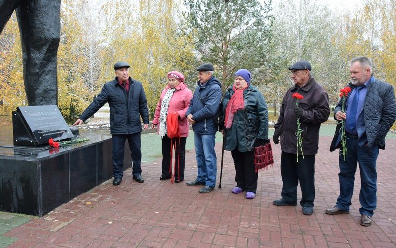 В парке Победы установили памятную доску Владимиру Ленину