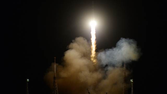 На Байконуре установили ракету с пилотируемым кораблем «Союз МС-10»