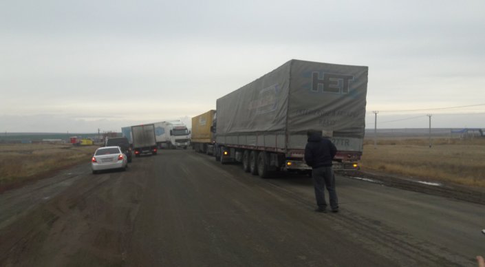На границе Казахстана и России собрались сотни большегрузов