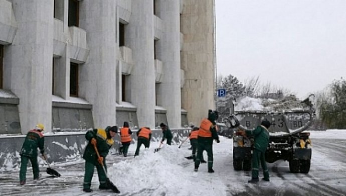 В Алматы более тысячи работников убирали ночью снег