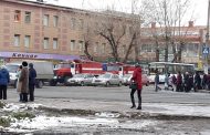 В Усть-Каменогорске полицейские оцепили здание Казахтелекома