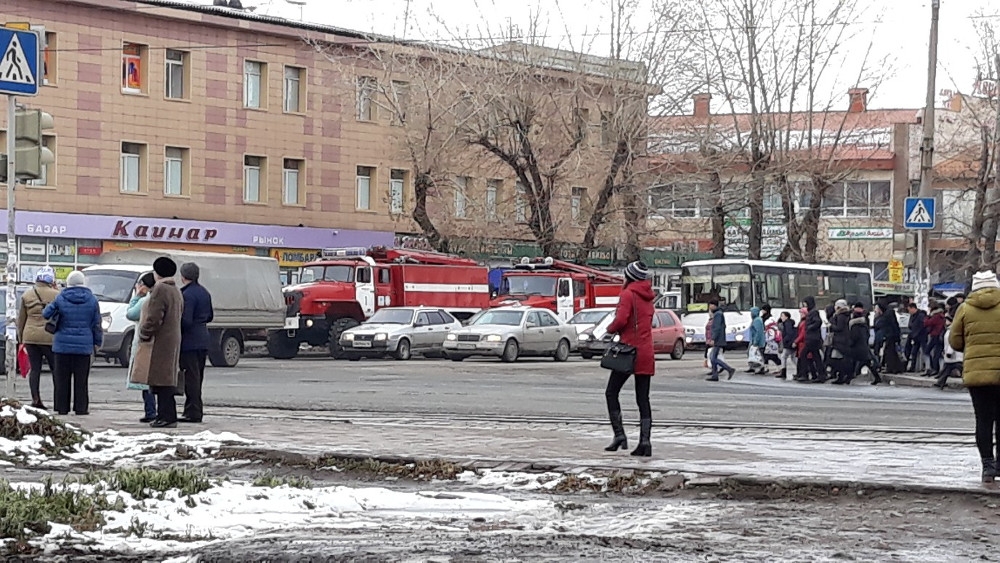 В Усть-Каменогорске полицейские оцепили здание Казахтелекома