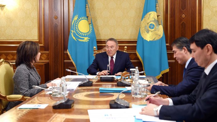 Назарбаев поручил повысить пенсии, соцпособия и заработные платы