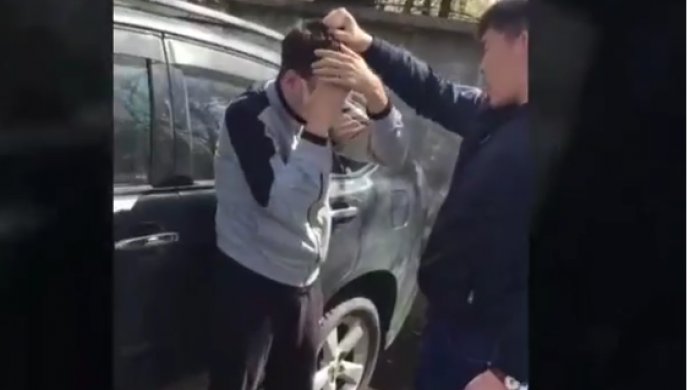 Полицейский, издевающийся над мужчиной, попал на видео
