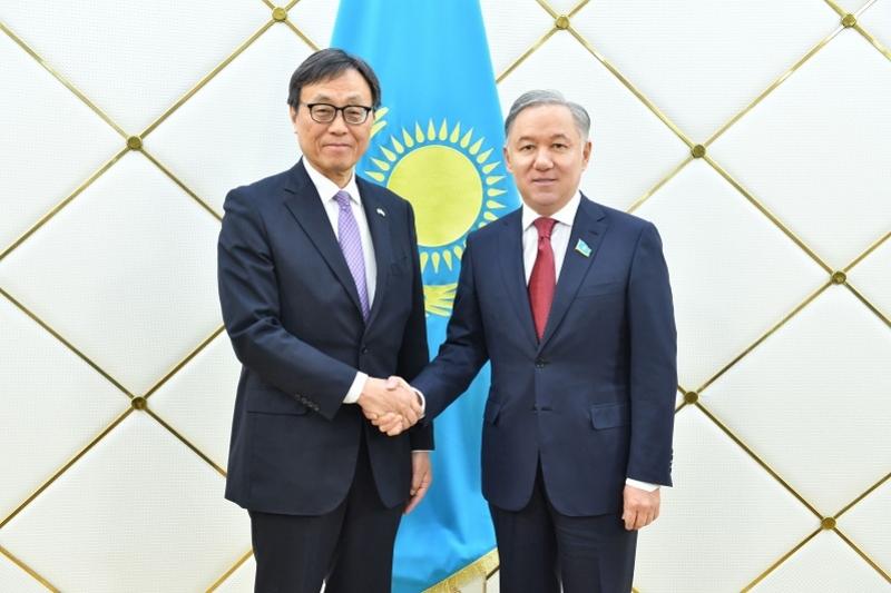 Нурлан Нигматулин принял посла Японии в Казахстане Итиро Кавабату