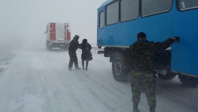 Казахстанские спасатели за сутки вызволили 11 пассажиров с замерзших трасс