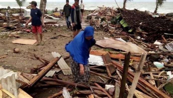Число жертв от цунами в Индонезии выросло до 222 человек