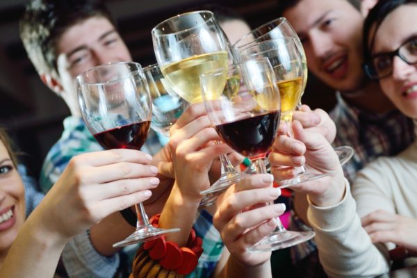 Цены на алкоголь растут, но пить меньше казахстанцы не стали
