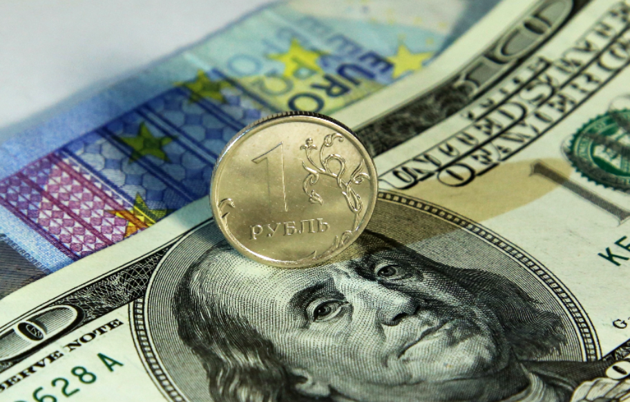 Казахстан предпочитает российский рубль доллару