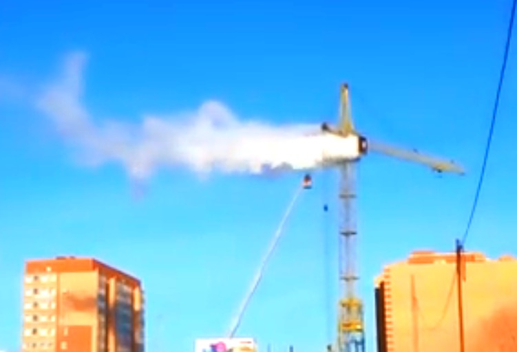 Видео: В Костанае загорелась кабина башенного крана на стройплощадке