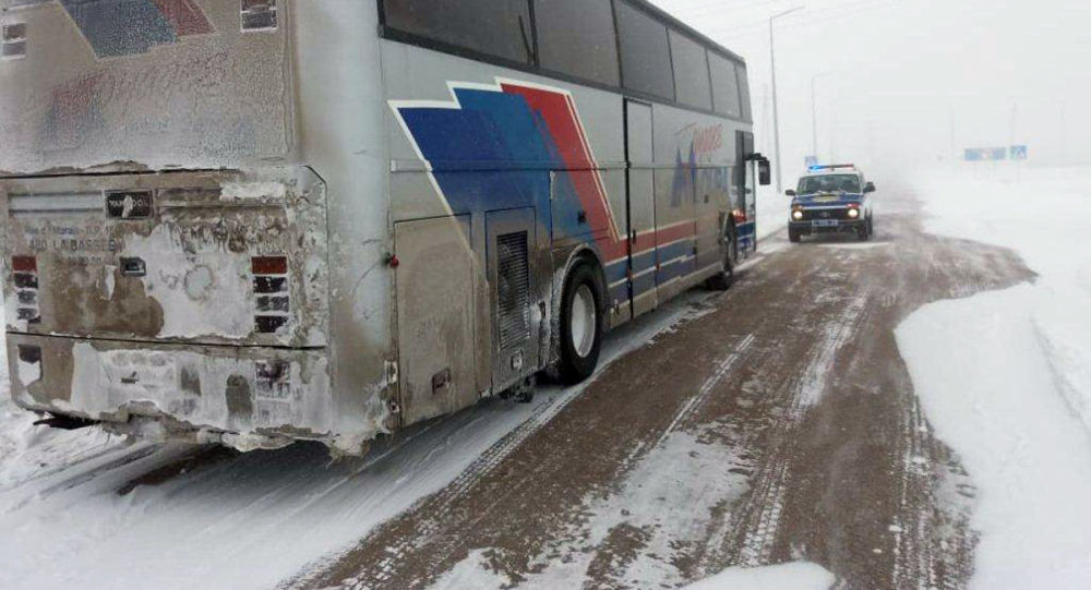 В Казахстане 40 узбекистанцев чуть не замерзли в сломавшемся автобусе