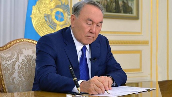 Назарбаев подписал указ об отставке правительства