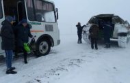 Автобус с пассажирами застрял из-за метели в Костанайской области