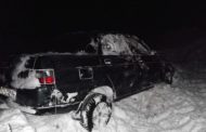 На трассе в Костанайской области автомобиль попал в перемет, слетел в кювет и увяз в снегу