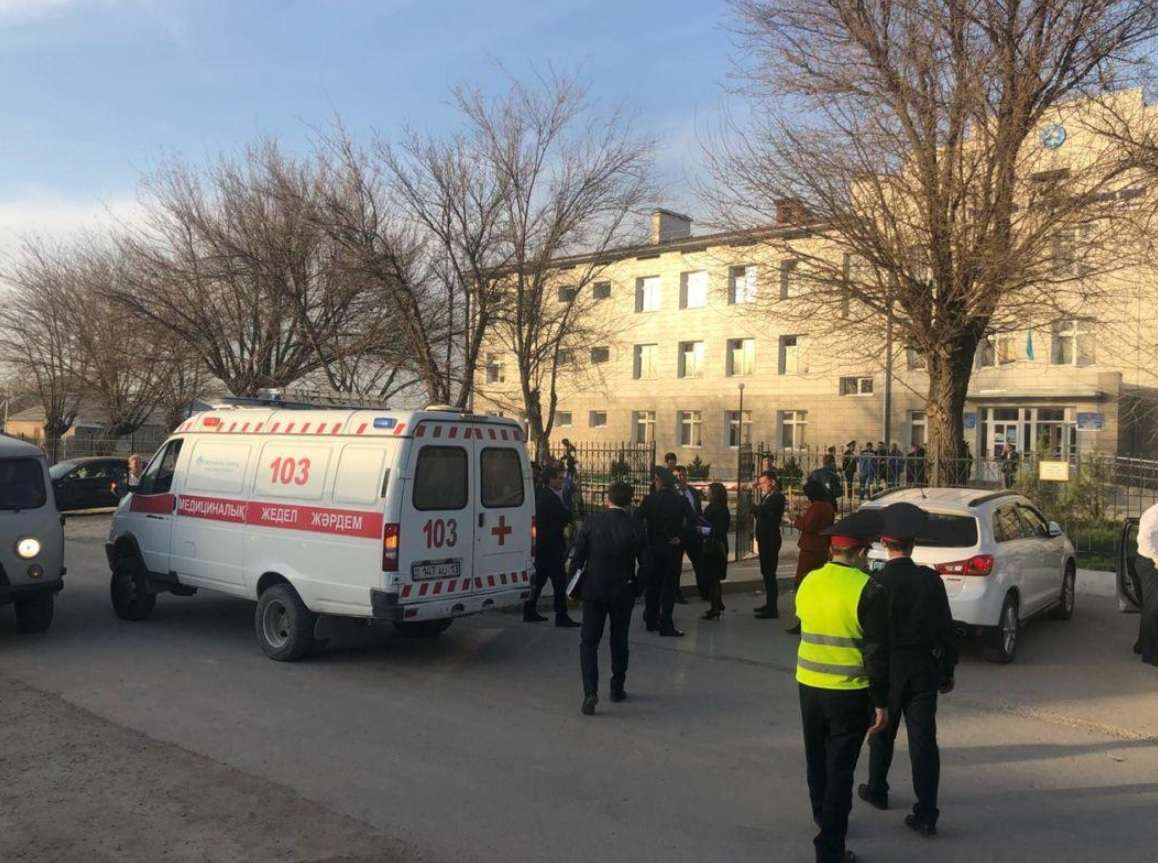 Ученики шымкентской школы попали в больницу из-за неустановленного запаха