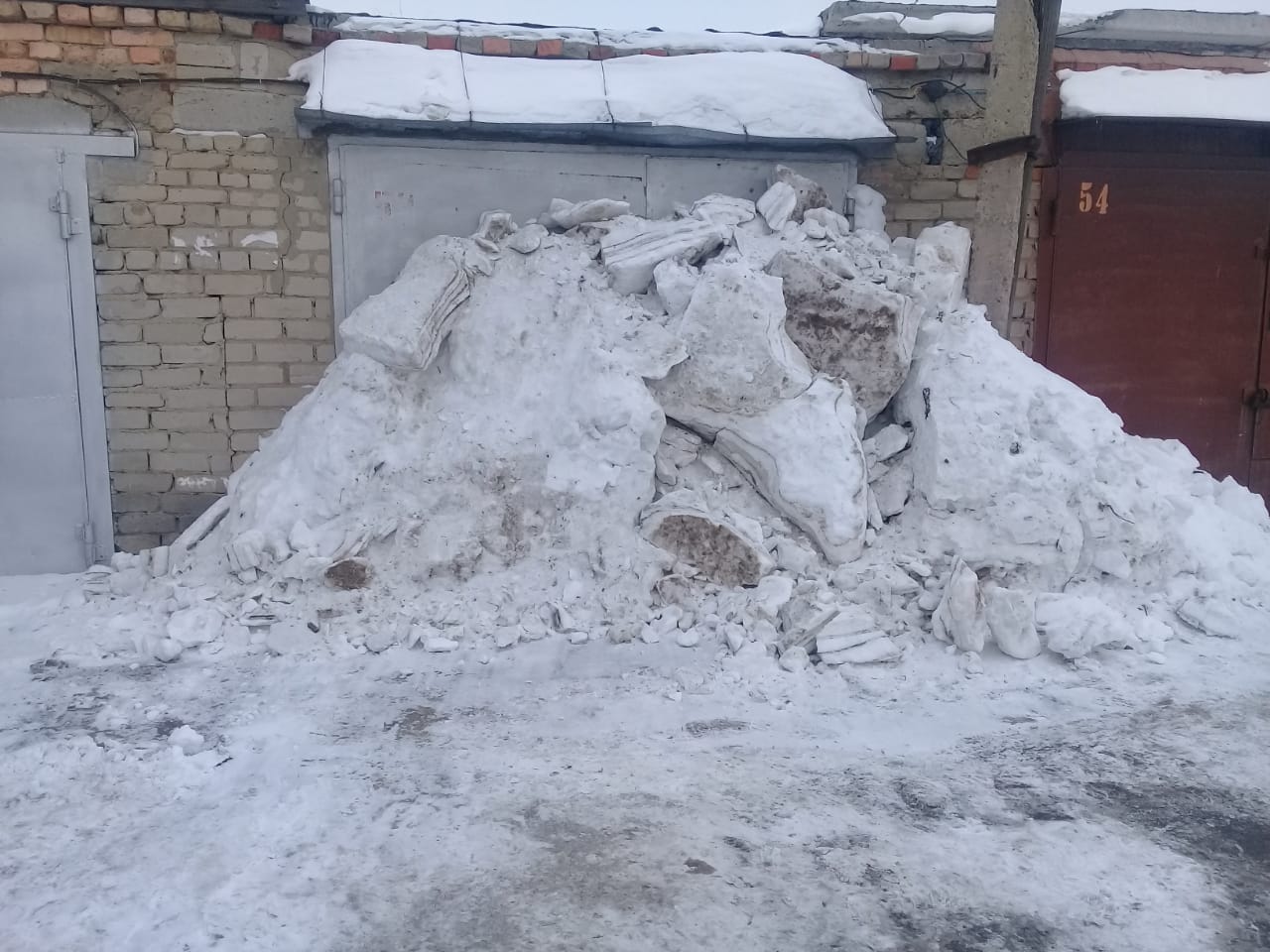 В кооперативе «Березка» председатель засыпает снегом гаражи должников
