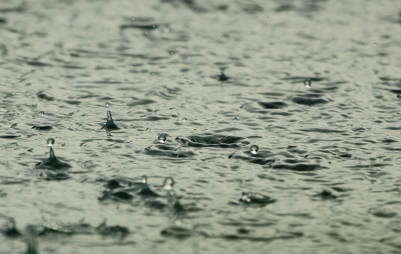 Ученые раскрыли секрет размера капель дождя
