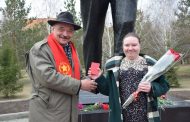 Костанайские коммунисты в день рождения Ленина возложили цветы к его памятнику 