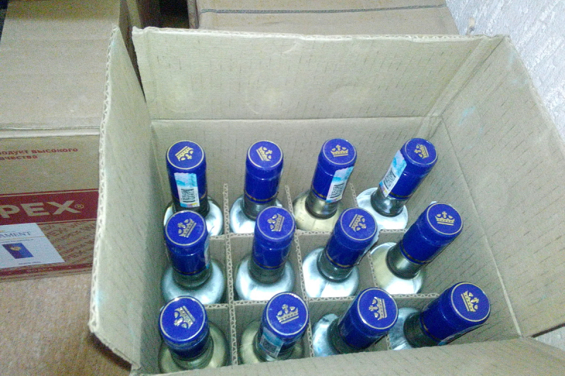 В рейсовом автобусе из Казахстана пытались провезти более ста немаркированных бутылок алкоголя