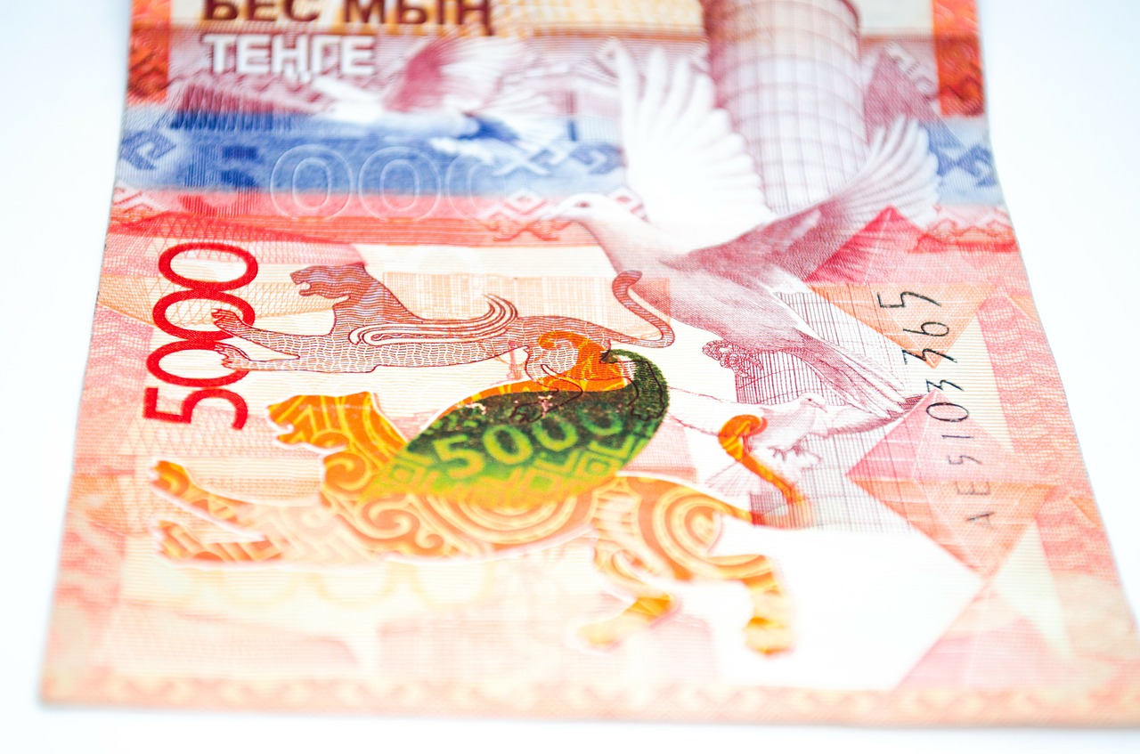 «Ведомости» узнали о лимите на отправку денег в Киргизию и Казахстан