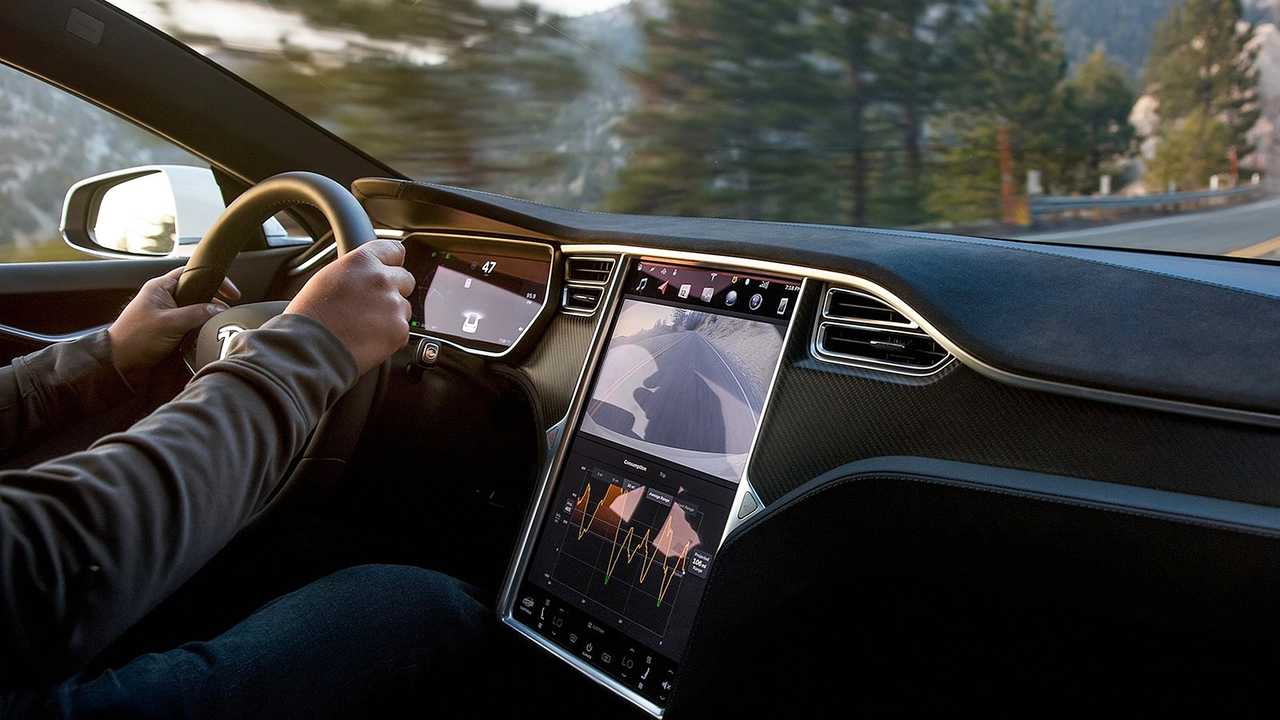 Автомобили Tesla будут самостоятельно объезжать дорожные ямы