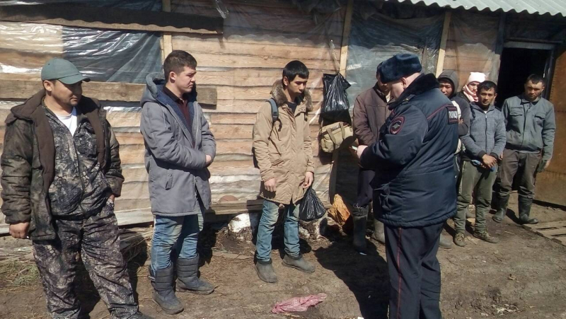 Российские полицейские возле границы с Казахстаном провели массовую проверку граждан