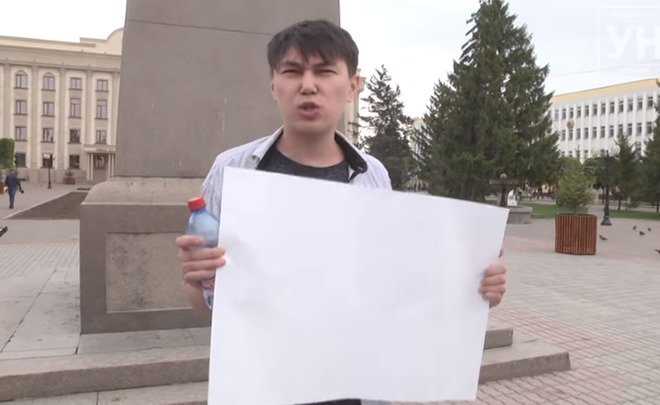 Полиция в Казахстане задержала активиста с пустым плакатом