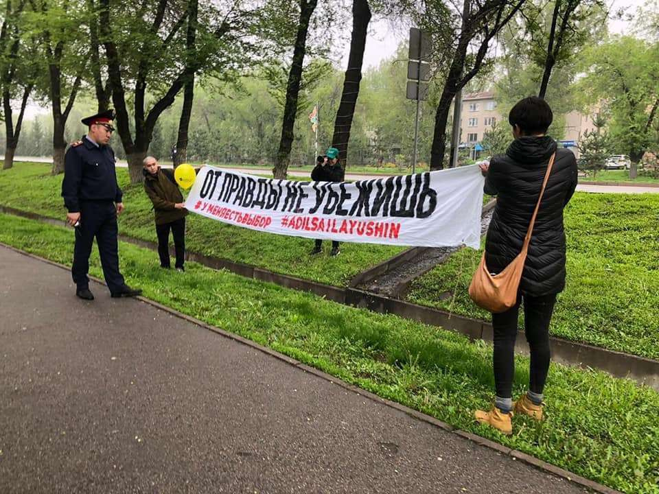 Асию Тулесову и Бейбарыса Толымбекова выпустили на свободу на день раньше