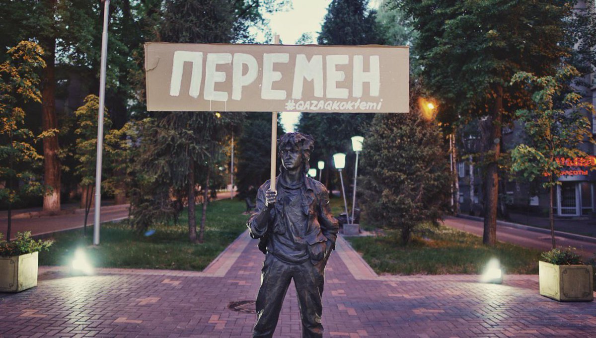 Памятнику Цою в Казахстане дали в руки плакат с требованием перемен